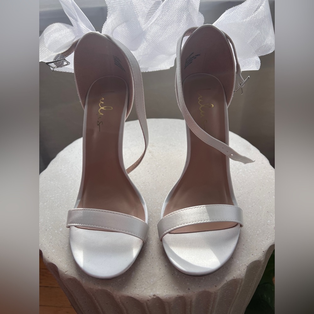 Elegant White Ankle Strap Heels size 7.5US (new without tags)